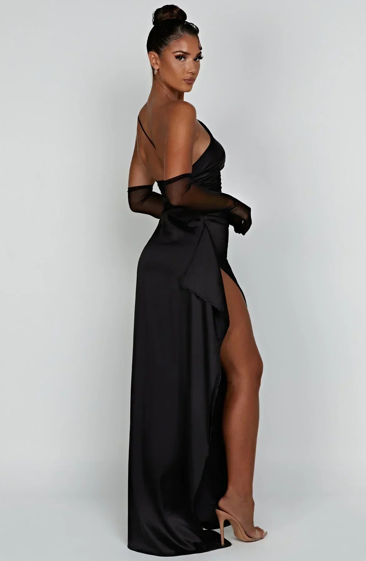 Raffiniertes Abendkleid mit hohem Schlitz