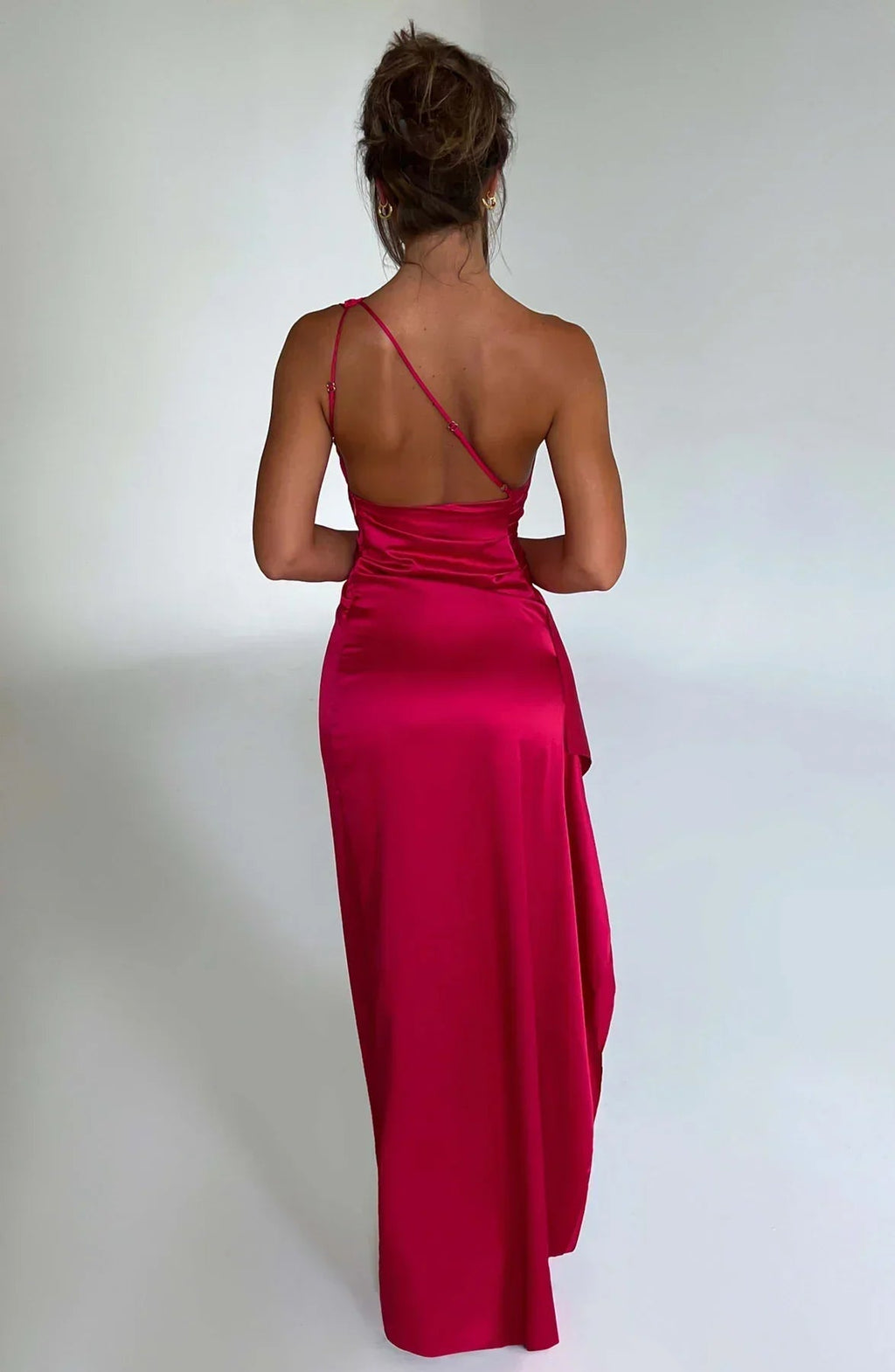 Raffiniertes Abendkleid mit hohem Schlitz