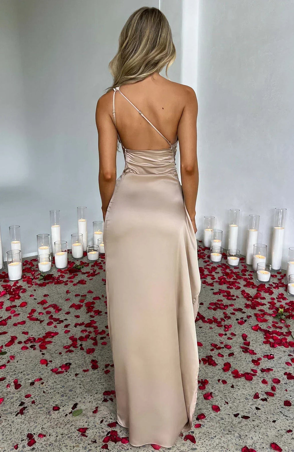 Raffiniertes Abendkleid mit hohem Schlitz