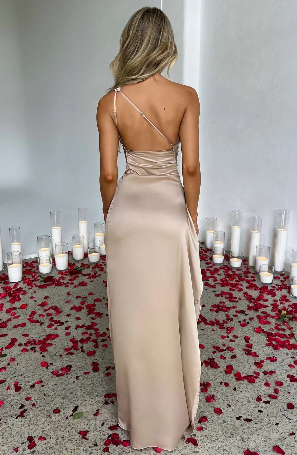 Raffiniertes Abendkleid mit hohem Schlitz
