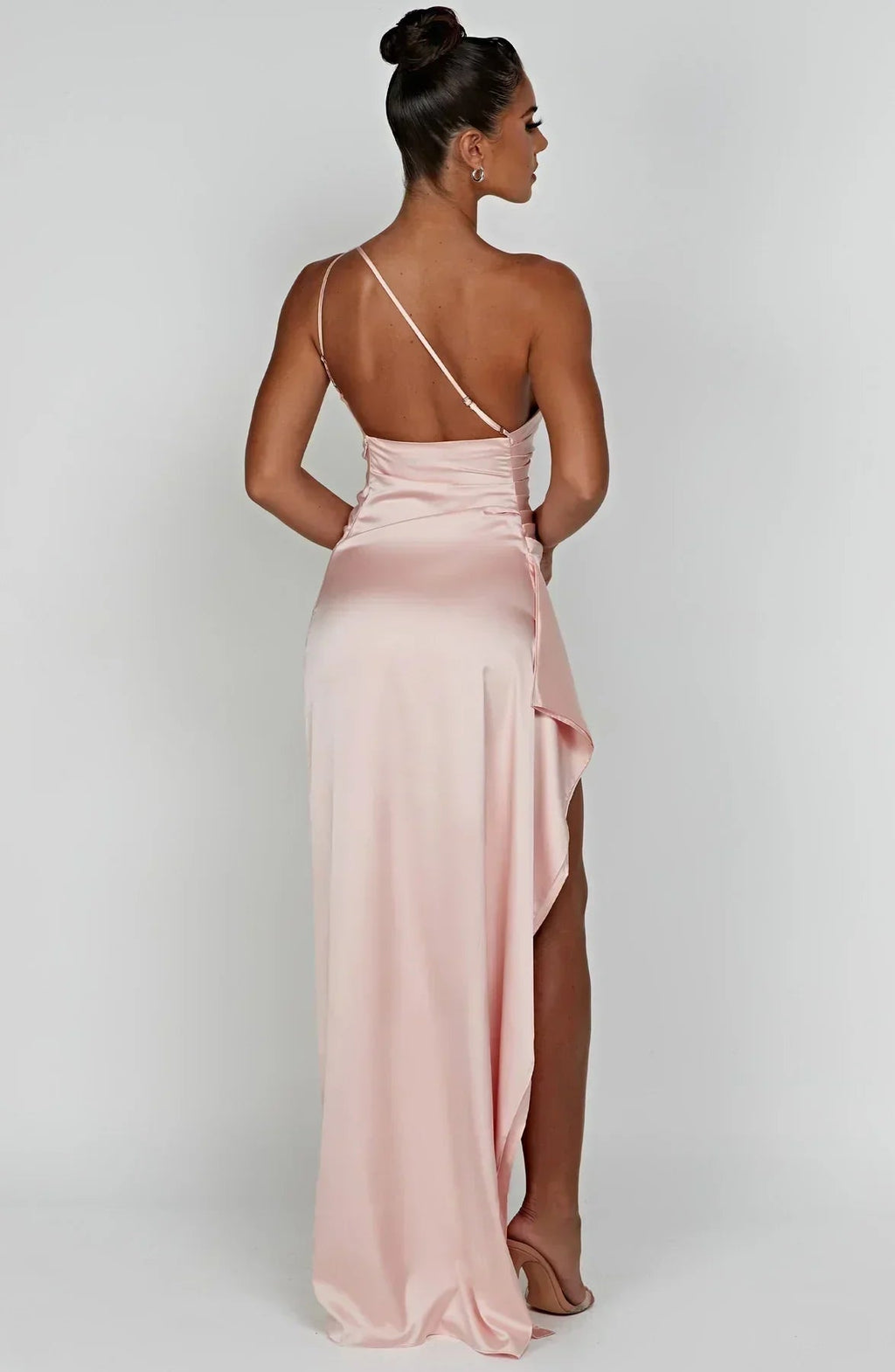 Raffiniertes Abendkleid mit hohem Schlitz