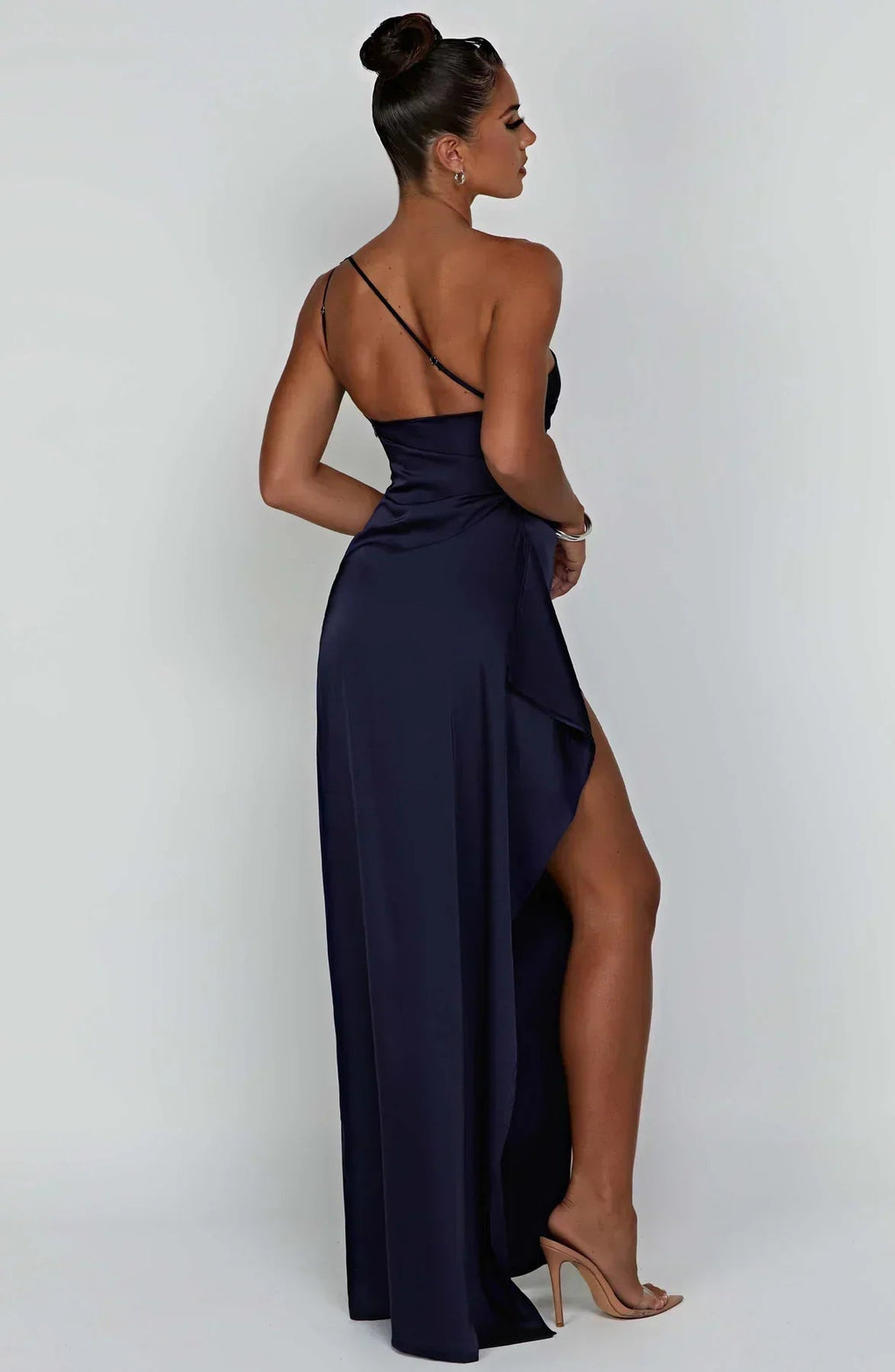 Raffiniertes Abendkleid mit hohem Schlitz