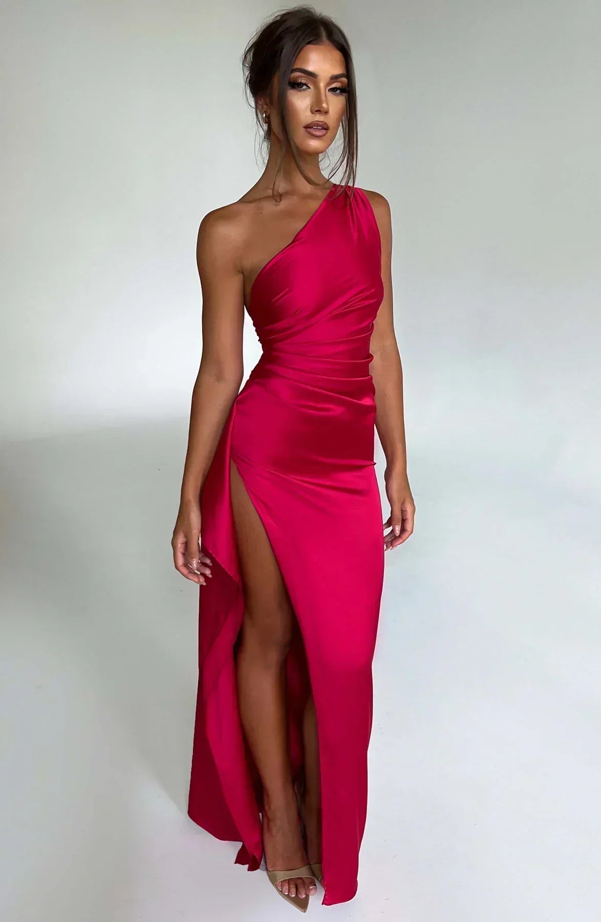 Raffiniertes Abendkleid mit hohem Schlitz