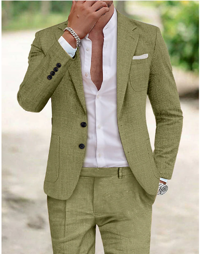 Uomo in abito elegante verde oliva, camicia bianca aperta, orologio argento, bracciale, sfondo sfocato. Moda maschile, stile formale.