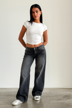 schwarze washed mid waist wide-leg damenjeans mit weißem crop top