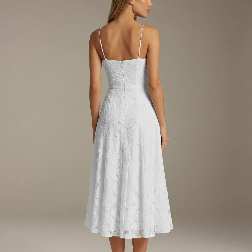 Ausgestelltes Midi-Sommerkleid mit Spaghettiträgern und Knielänge
