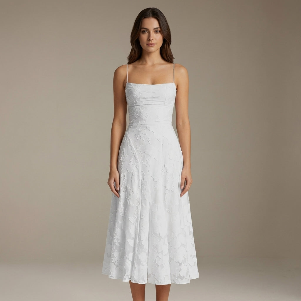 Ausgestelltes Midi-Sommerkleid mit Spaghettiträgern und Knielänge