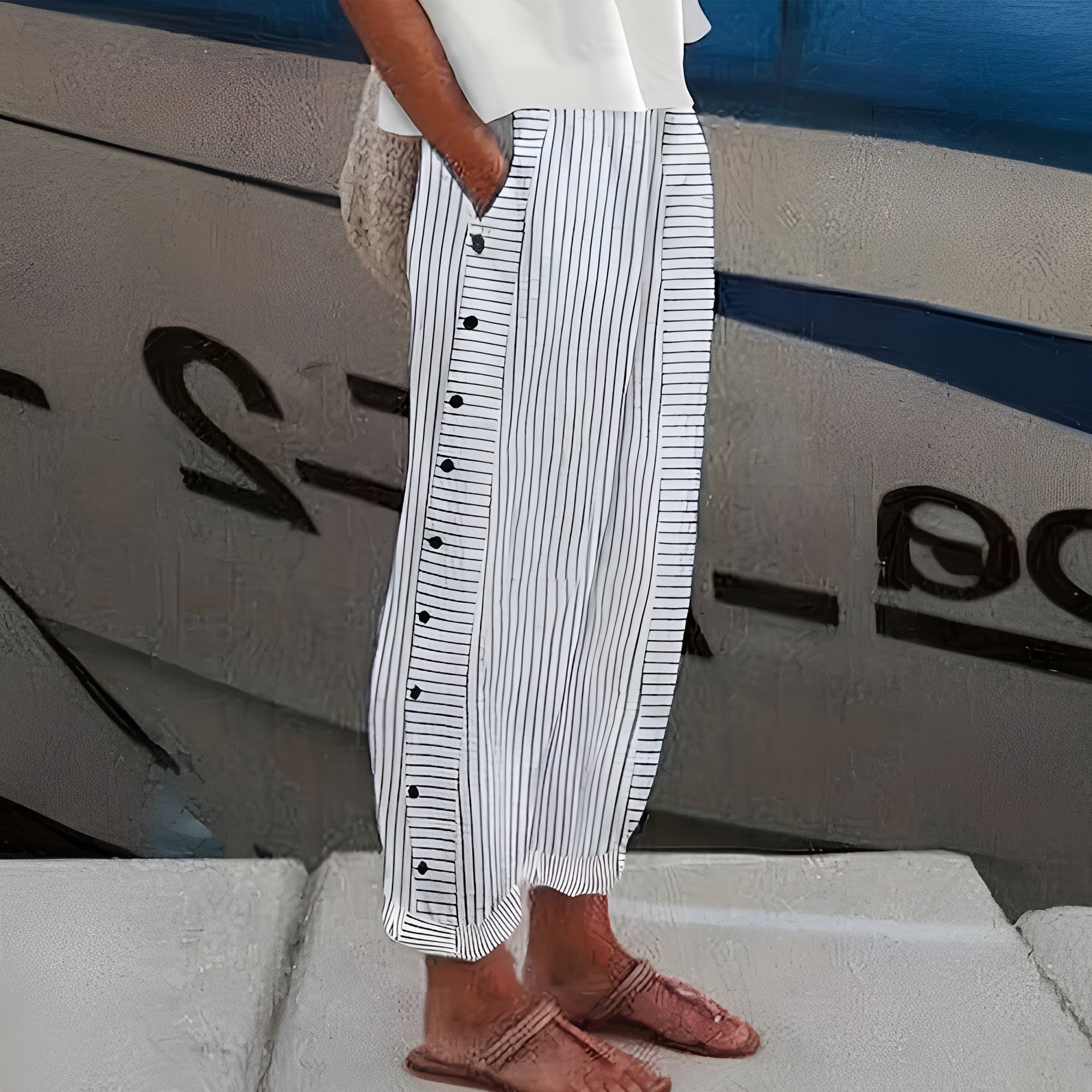 Damenhose mit Streifen-Panel und Knopf-Details