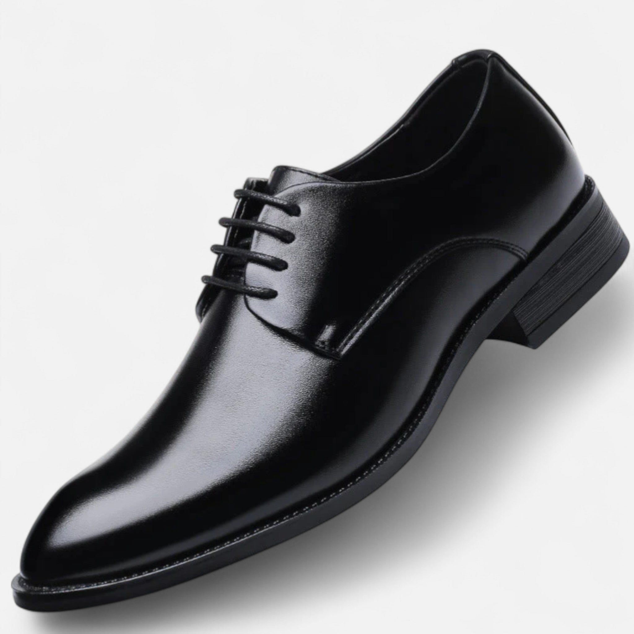 Elegant men's summer shoes with classic laces