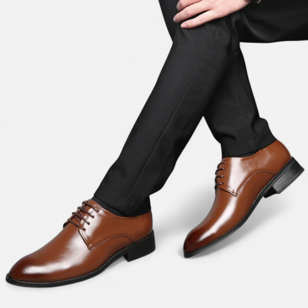 Elegante Herren-Sommerschuhe mit klassischen Schnürsenkeln