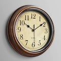 Klassische Wanduhr aus Holz mit leisem Uhrwerk
