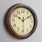 Klassische Wanduhr aus Holz mit leisem Uhrwerk