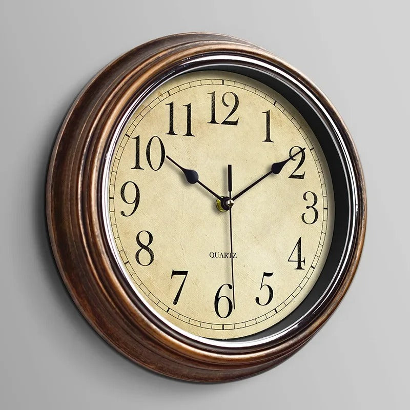 Klassische Wanduhr aus Holz mit leisem Uhrwerk