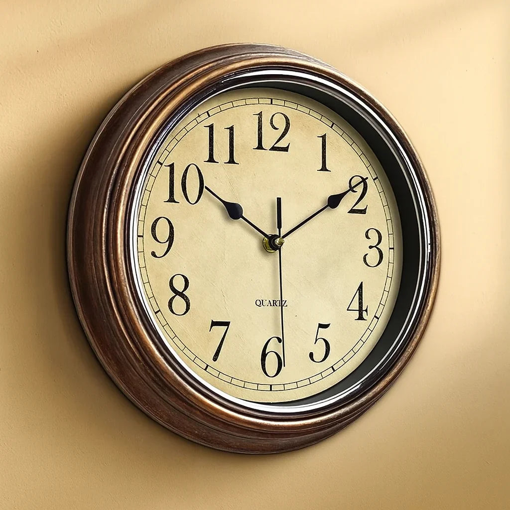Klassische Wanduhr aus Holz mit leisem Uhrwerk