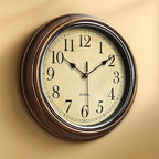 Klassische Wanduhr aus Holz mit leisem Uhrwerk