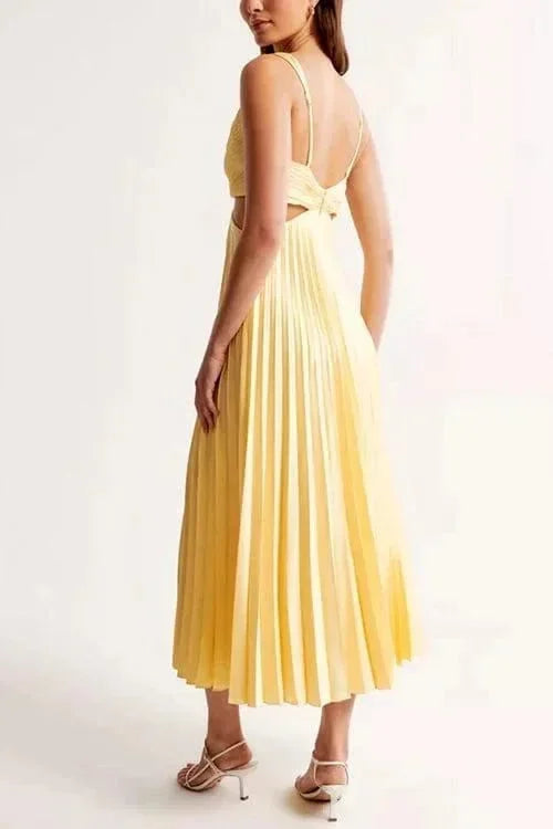 Robe midi plissée sans manches avec col en V et découpes, en tissu léger, idéale pour les soirées élégantes.