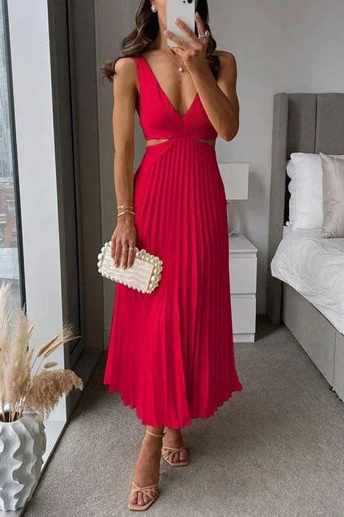 Robe midi plissée sans manches en tissu léger, col en V, avec découpes pour une coupe ajustée idéale pour les soirées.