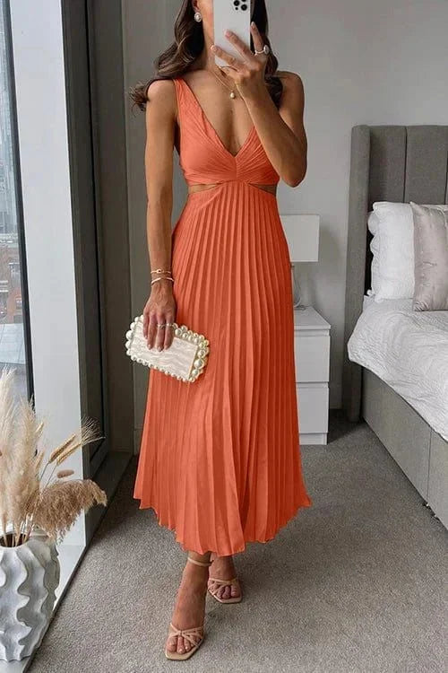 Robe midi plissée sans manches, col en V, avec découpes sur le côté, idéale pour les soirées, en tissu léger et fluide.